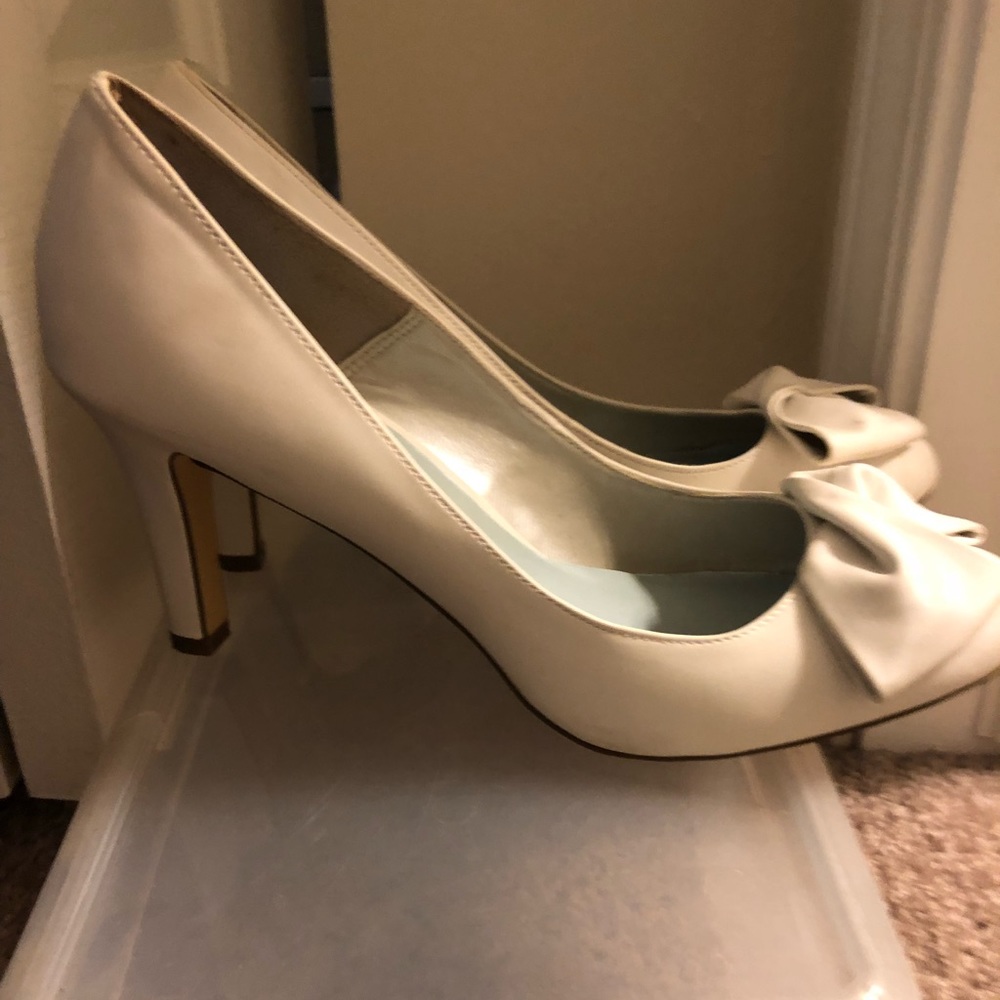 White pumps with bow